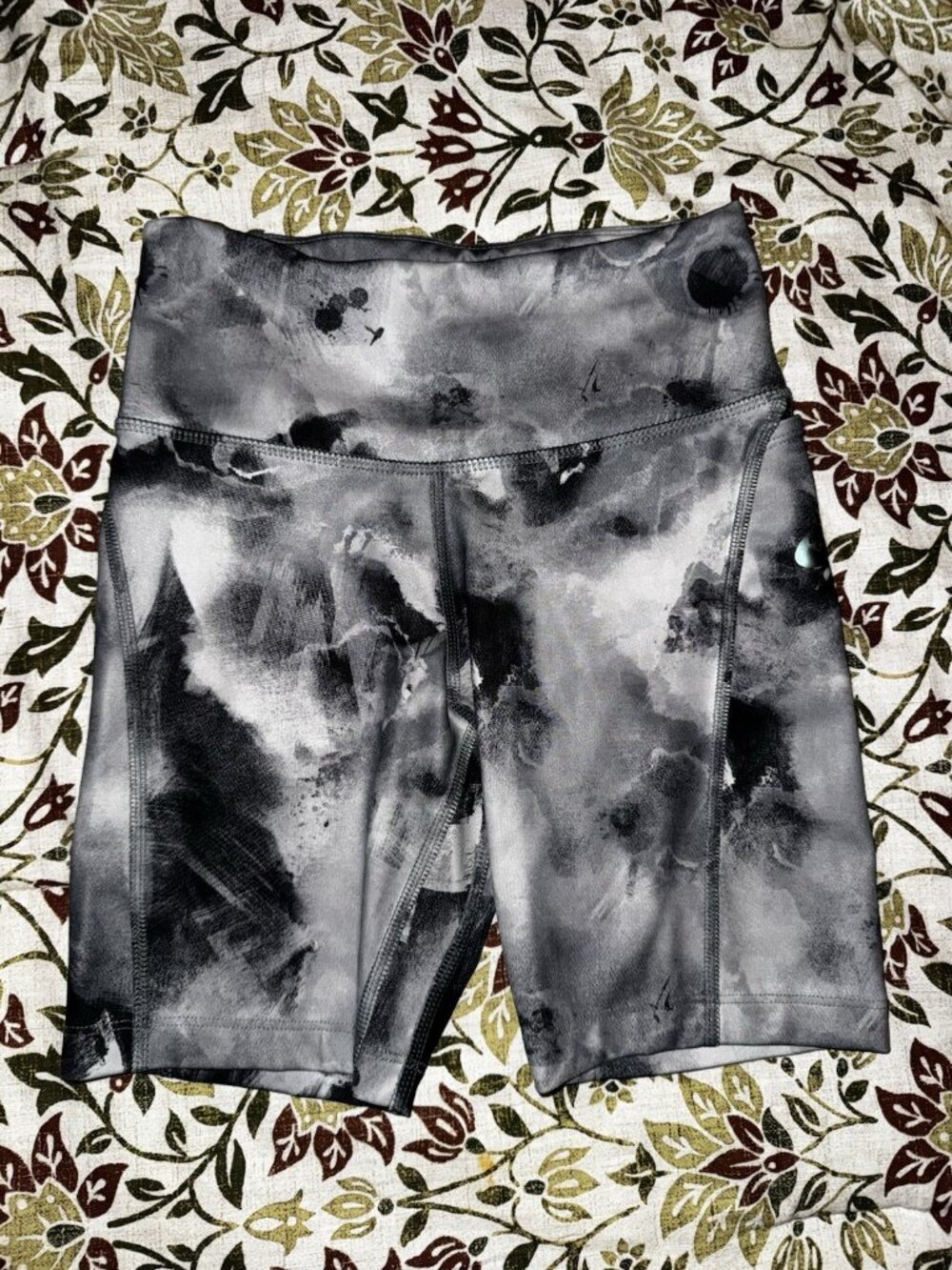 Nike Air Women XS Dri Fit Tie Dye Stretch Biker Shorts Gray Yoga Biking
